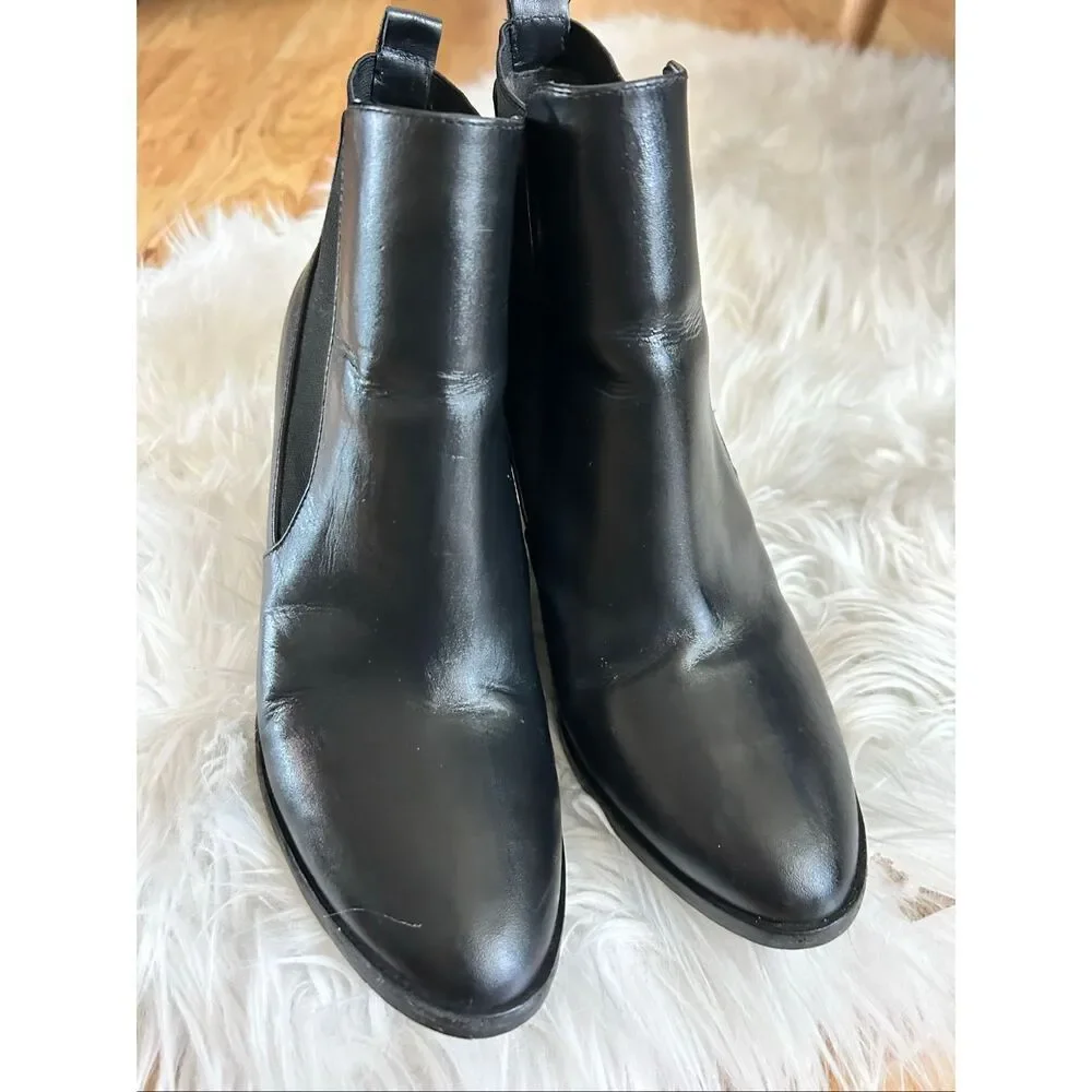 Michael kors black leather booties size 8.5 with charms in the back stylish mode - Picture 5 of 9